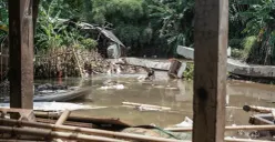 Tanggul jebol di kawasan RT 03, RW 06, Jati Padang, Pasar Minggu Jakarta Selatan, Jumat, 31 Oktober 2025. (Sumber: Poskota/Bilal Nugraha Ginanjar)