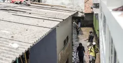 Warga berjalan menerobos banjir yang melanda kawasan RT 03, RW 06, Jati Padang, Pasar Minggu Jakarta Selatan, Jumat, 31 Oktober 2025. (Sumber: Poskota/Bilal Nugraha Ginanjar)