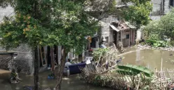 Warga berjalan menerobos banjir yang melanda kawasan RT 03, RW 06, Jati Padang, Pasar Minggu Jakarta Selatan, Jum'at, 31 Oktober 2025. (Sumber: Poskota/Bilal Nugraha Ginanjar)