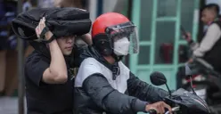 Pengendara sepeda motor menerobos hujan di Jalan Bang Pitung, Kebon Jeruk Jakarta Barat, Kamis, 30 Oktober 2025. (Sumber: Poskota/Bilal Nugraha Ginanjar)