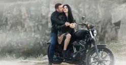 Pose santai, motor matte hitam, latar sunset hasil edit via Gemini AI (Sumber: Dok/Gemini AI)