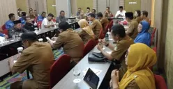 Anggota DPRD Kabupaten Bekasi bersama perwakilan Dinas Pendidikan dan para guru saat rapat membahas kekurangan tenaga pendidik di wilayah setempat. (Sumber: Istimewa)