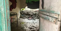 Dinding rumah warga di RT 02 RW 06, Kelurahan Jati Padang, Pasar Minggu, Jakarta Selatan, jebol akibat setelah diterpa derasnya air yang datang dari kali Baswedan. (Sumber: Poskota/Pandi Ramedhan)