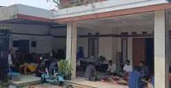 Sejumlah warga bersama pihak SPPG Kelurahan Bojong Menteng, Kecamatan Rawalumbu, Kota Bekasi, berkumpul membahas dugaan pencemaran, Jumat, 31 Oktober 2025. (Sumber: Poskota/Nurpini Aulia Rapika)