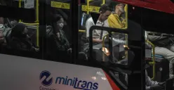 Ilustrasi penumpang Transjakarta. (Sumber: Poskota/Bilal Nugraha Ginanjar)