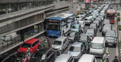 Warga menunggu kedatangan bus di Halte Transjakarta CSW, Melawai, Jakarta Selatan, Rabu, 29 Oktober 2025. (Sumber: Poskota/Bilal Nugraha Ginanjar)