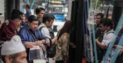 Ilustrasi, warga menunggu kedatangan bus di Halte Transjakarta CSW, Melawai, Jakarta Selatan, Rabu, 29 Oktober 2025. (Sumber: Poskota/Bilal Nugraha Ginanjar)