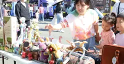 Pengunjung asal Korea Selatan antusias melihat dan memilih produk craft boneka batik karya UMKM binaan PLN UID Jakarta Raya di ajang Migran Arirang Multicultural Festival  (MAMF) 24 - 26 Oktober 2025 di Changwon, Korea Selatan. (Sumber: Istimewa)