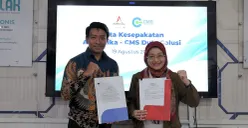 CEO PT CMS Duta Solusi, Agung Dermawan (kiri) dan Direktur Utama AdMedika, Dian Prambini (kanan) saat penandatanganan nota kesepakatan kolaborasi, Selasa 19 Agustus 2025. (Sumber: Dok Telkom)