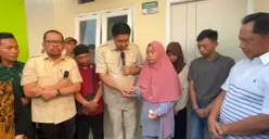 Menteri PKP, Maruarar Sirait (tengah) menyerahkan kunci rumah subsidi kepada keluarga Affan Kurniawan di Cileungsi, Kabupaten Bogor, Senin 1 September 2025. (Sumber: Instagram Kementerian PKP)