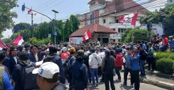 Ratusan mahasiswa menggelar aksi demonstrasi di depan Gedung DPRD Kota Bekasi pada Senin, 1 September 2025. (Sumber: Istimewa)