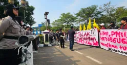Mahasiswa berunjuk rasa di depan Gedung DPRD Kabupaten Tangerang, Senin, 1 September 2025. (Sumber: Poskota/Veronica Prasetio)