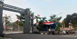 Situasi di gerbang utama perkantoran Pemkab Bogor pada Senin sore, 1 September 2025. (Sumber: POSKOTA | Foto: Giffar Rivana)