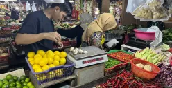 Aktivitas pedagang tradisional di Pasar Tomang Barat, Grogol Petamburan, Jakarta Barat. Senin, 1 September 2025. (Sumber: Poskota/Pandi Ramedhan)