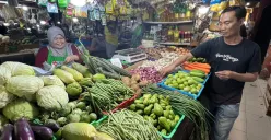 Sulastri, 59 tahun, pedagang tradisional di Pasar Tomang Barat, Grogol Petamburan, Jakarta Barat, Senin, 1 September 2025. (Sumber: Poskota/Pandi Ramedhan)