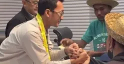 Momen unik warga Pati mengalungkan obat masuk angin kepada Juru Bicara KPK, Budi Prasetyo sebagai simbol pro rakyat dan dukungan memberantas korupsi. (Sumber: Instagram/@patisakpore)