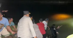 Petugas Polsek Kragilan dibantu masyarakat mengevakuasi kendaraan dari dalam sungai irigasi. (Sumber: Polres Serang)