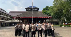 Personel Polres Cimahi bersiap menerapkan rekayasa lalu lintas di Kantor DPRD Cimahi, Kota Cimahi, Senin, 1 September 2025. (Sumber: Poskota/Gatot Poedji Utomo)