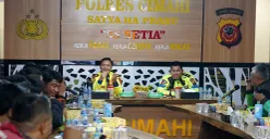 Kapolres Cimahi AKBP Niko N Adi Putra (tengah) melakukan audiensi dengan komunitas ojol di Cimahi dan KBB di Saung Satya Haprabu "38 Setia" Polres Cimahi, Senin 1 September 2025. (Sumber: POSKOTA | Foto: Gatot Poedji Utomo)
