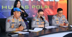 Karo Wabprof Divpropam Polri, Brigjen Agus Wijayanto (baret biru) saat konferensi pers di Mabes Polri, Jakarta Selatan, Senin, 1 September 2025. (Sumber: Poskota/Ali Mansur)