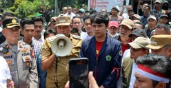 Wali Kota Bekasi, Tri Adhianto sambil memegang pengeras suara menemui massa aksi demo di depan Kantor DPRD Kota Bekasi, Senin 1 September 2025. (Sumber: Dok Humas Pemkot Bekasi)
