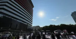 Warga Kabupaten Pati, Jawa Tengah, berbondong-bondong datang ke depan Gedung Komisi Pemberantasan Korupsi (KPK), Jakarta, Senin, 1 September 2025. (Sumber: X/@suluhpergerakan)