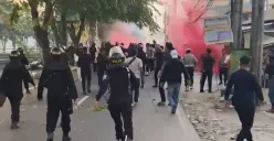 Ratusan massa aksi berusaha menyerang Mapolres Metro Bekasi Kota dengan petasan dan bom molotov. Minggu, 31 Agustus 2025. Aksi terjadi berulang kali hingga akhirnya berhasil diredam aparat pada pukul 04.30 WIB. (Sumber: Istimewa)