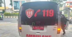 Satu unit ambulans mengevakuasi korban kecelakaan tunggal di Jalan Margonda, perempatan lampu merah Margonda-Juanda, Kecamatan Beji, Kota Depok, Selasa, 2 September 2025. (Sumber: Istimewa)