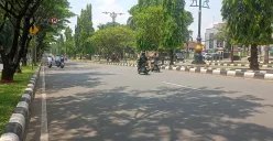 Lagu Ibu Pertiwi diputar di Jalan Tegar Beriman, Cibinong, Kabupaten Bogor, Selasa, 2 September 2025. (Sumber: Poskota/Giffar Rivana)