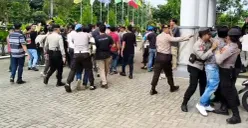 Suasana saat kericuhan terjadi di tengah aksi unjuk rasa di depan Gedung DPRD Pandeglang. (Sumber: Istimewa)