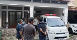 Satu mobil ambulans digunakan dalam evakuasi pekerja yang tewas diduga akibat kesetrum saat memperbaiki mesin pompa air di salah satu rumah warga. (Sumber: Polsek Cimanggis)