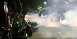 Sebanyak 12 mahasiswa pingsan ketika aparat menyerang pakai gas air mata ke kampus Unisba dan Unpas (Sumber: Instagram/@suaramahasiswa.info)