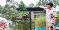 Humas LPZ, Miftah Setiawan menunjukan lokasi awal persembunyian macan tutul yang kabur dari kandangnya di Lembang, Kabupaten Bandung Barat, Selasa, 2 September 2025. (Sumber: Poskota/Gatot Poedji Utomo)