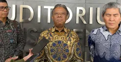 Direktur Legal dan Manajemen Human Capital PLN, Yusuf Didi Setiarto (tengah). (Sumber: POSKOTA | Foto: Pandi Ramedhan)
