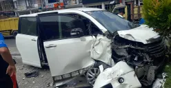 Satu unit mobil Toyota NAV1 ringsek usai menabrak sejumlah pengendara motor di Kota Depok, Senin, 1 September 2025. (Sumber: Polres Depok)