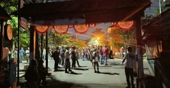 Suasana mencekam saat ratusan massa mencoba menyerang Polres Metro Bekasi Kota dengan lemparan petasan dan molotov, Minggu malam 31 Agustus 2025. (Sumber: POSKOTA | Foto: Nurpini Aulia Rapika)