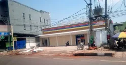 Situasi di depan minimarket, Jalan KK Singawinata, Kelurahan Nagri Tengah, Kabupaten Purwakarta, yang disorot warga setelah dua pohon mahoni berusia puluhan tahun ditebang. (Sumber: POSKOTA | Foto: Dadan Sukmana)