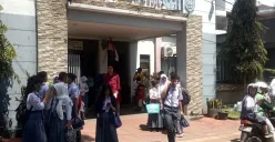 Suasana siswa pualng dari SMAN 1 Cimahi, Jalan Pacinan, Kota Cimahi, Selasa, 2 September 2025. (Sumber: Poskota/Gatot Poedji Utomo)