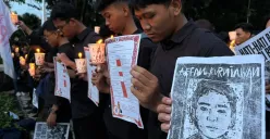 Ratusan mahasiswa IPB gelar doa dan menyalakan lilin untuk korban demonstrasi yang terjadi di sejumlah wilayah Indonesia termasuk Affan Kurniawan. (Sumber: POSKOTA | Foto: Giffar Rivana)