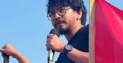Potret Ferry Irwandi saat mengikuti aksi demonstrasi di depan gedung DPR RI. (Sumber: Instagram/@irwandiferry)