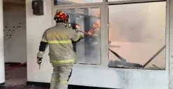 Petugas Damkar Kota Depok berupaya memadamkan api dari dalam rumah warga yang terbakar di Pancoran Mas, Kota Depok. (Sumber: Damkar Depok)