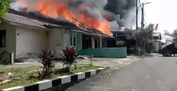Kebakaran bangunan asrama Polsek Serpong, Rabu, 3 September 2025. (Sumber: Dok Warga)