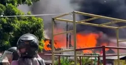 Tangkap layar video kebakaran rumah dinas polisi di Serpong, Tangsel, pada Rabu siang, 3 September 2025. (Sumber: Instagram/@tangsel.info)