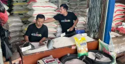 Pedagang beras di Pasar Palmerah, Kelurahan Gelora, Kecamatan Tanah Abang, Jakarta Pusat, Rabu, 3 September 2025. (Sumber: Poskota/Pandi Ramedhan)