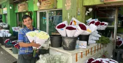 Pedagang sedang merapikan bunga atau kembang di Pasar Kembang Rawa Belong, Kebon Jeruk, Jakarta Barat, Rabu, 3 September 2025. (Sumber: Poskota/Pandi Ramedhan)
