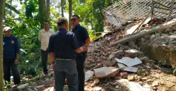Kondisi dua ruang kelas di SDN Nangela Kecamatan Nanggung yang roboh karena hujan dan angin kencang. (Sumber: Dok. Pemkab Bogor)