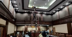 Plafon di ruang sidang PN Jakarta Pusat, Gunung Sahari Barat, Kemayoran, sedang diperbaiki, Rabu, 3 September 2025. (Sumber: Poskota/Ramot Sormin)