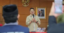 Wakil Walikota Cimahi, Adhitia Yudhistira, memberikan sambutan dalam kegiatan Deklarasi damai, di Jalan Demang Hardja Kusumah. (Sumber: Poskota/Gatot Poedji Utomo)