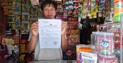 Penjaga warung sembako menunjukan laporan pencurian modus hipnotis di Jalan Waru Jaya, Kp. Sugu Tamu RT 02/RW 22, Kelurahan Mekar Jaya, Kecamatan Sukmajaya, Kota Depok, Rabu, 3 September 2025. (Sumber: Poskota/Angga Pahlevi)