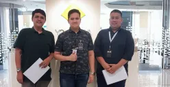(Kiri ke kanan) Account Manager Xooply by Metranet Tomi Putra Dwi Jans, Implementation Officer Xooply Metranet Fakhrul Bahri Ardiansyah, dan Technical Group Leader Yokogawa Theo Amudi di Yokogawa Electric. (Sumber: PT Telkom Indonesia (Persero) Tbk)